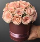   10cm-es henger alakú dobozban, barack színű csoportos rózsa